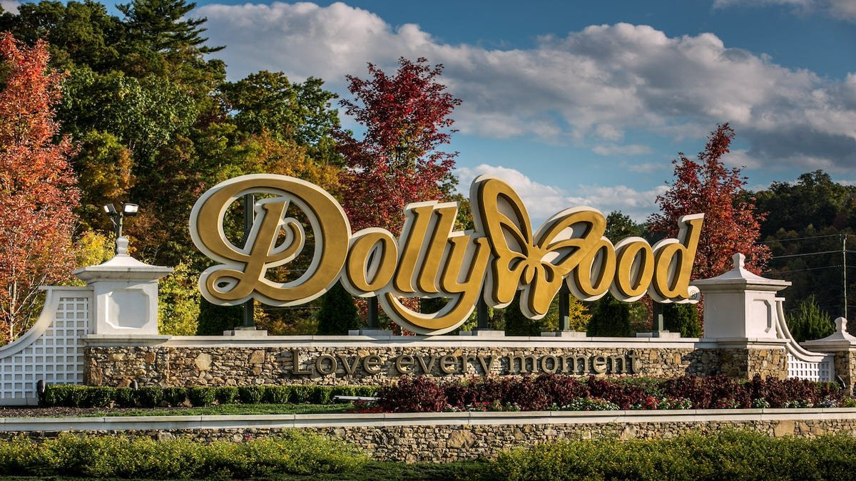 Dollywood entrance sign